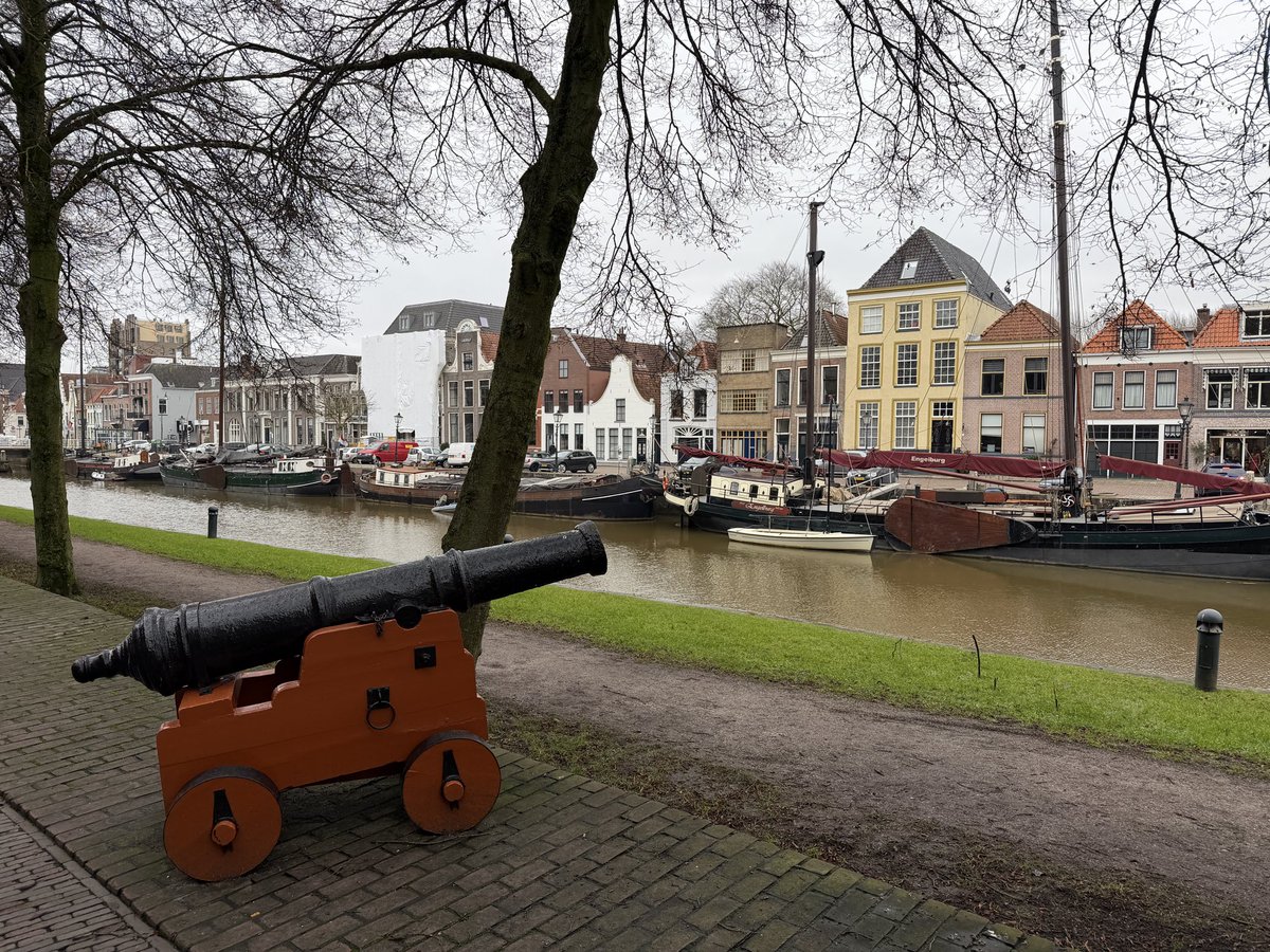 erica_v_leeuwen's tweet photo. Het thema is #grijs vanmiddag in #Zwolle ☁️@weermanrobert @Alpenweerman  @HartvNL @EdAldus @BuienRadarNL  @helgavanleur @weerenradar_nl   @SevereweatherNL @pictureofNL @gemeentezwolle @ProvOverijssel #ValentinesDay https://t.co/vYXMJAIQpp