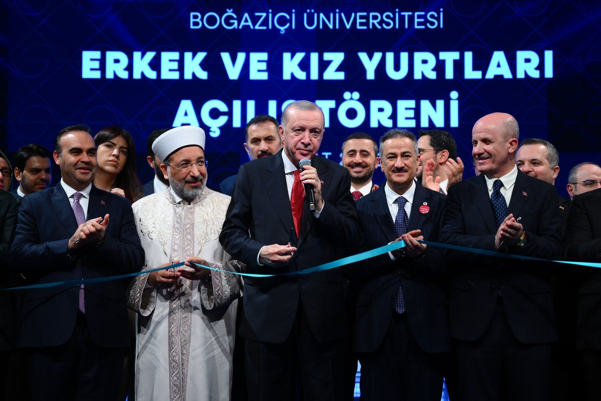 RTErdogan's tweet image. Bugün Boğaziçi Üniversitemizde resmî açılışını yaptığımız 210 kişilik erkek, 706 kişilik kız öğrenci yurtlarımızın gençlerimize ve Üniversitemize hayırlı olmasını diliyorum.

1 milyar 150 milyon liralık bu yatırımlar için Boğaziçi Üniversitesi Geliştirme Vakfımızı yürekten tebrik…