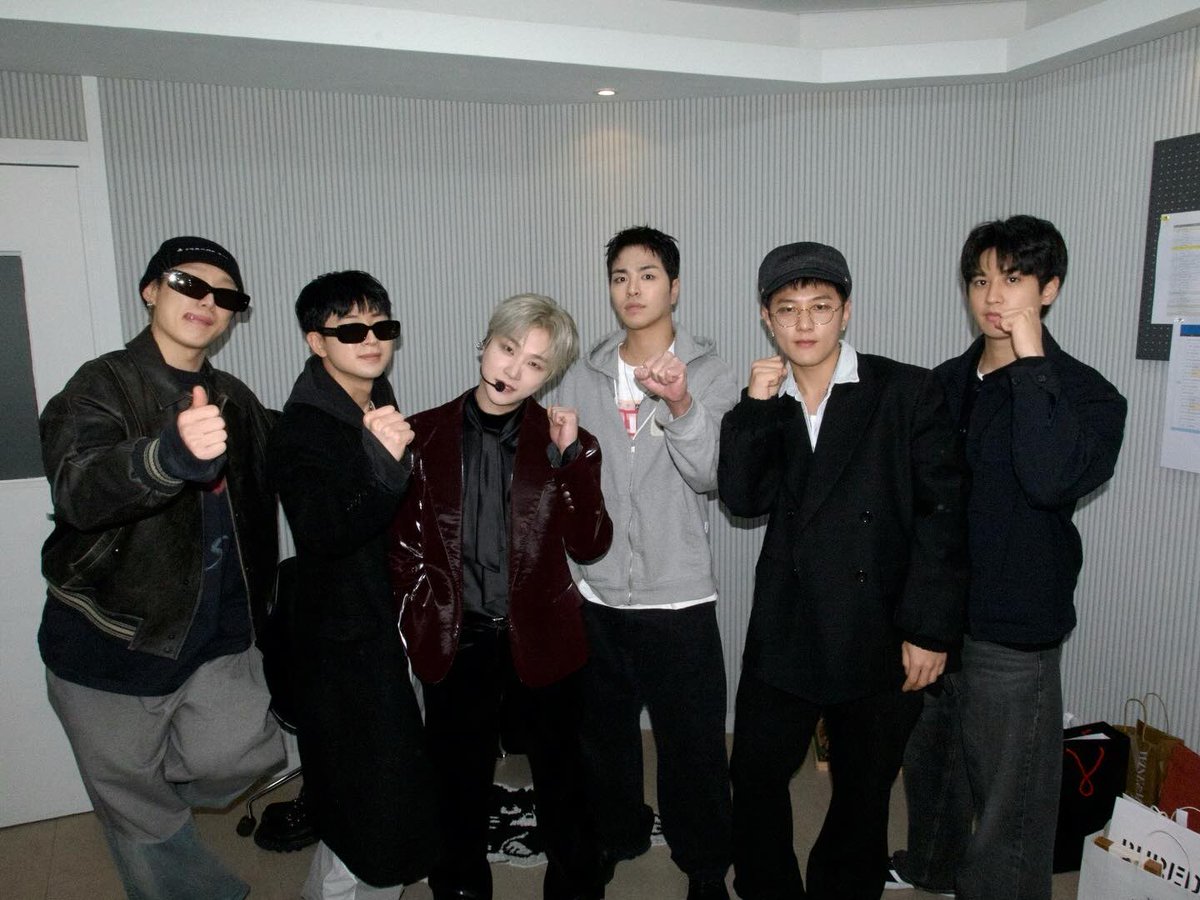 2026 é do #iKON! Tudo o que sabemos até agora:

• O iKON fará uma "turnê mundial" com 4 membros.

• DK e JUNE não participarão devido ao serviço militar.

• A 2ª temporada do iKON TV está em produção.

• O iKON se apresentará em abril no JJ50th Anniversary Fest 2026.