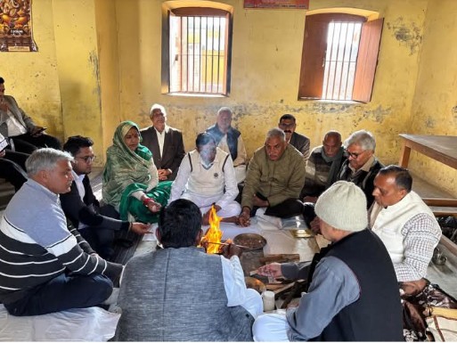 PoonamRld's tweet photo. किसानों और मजदूरों के दिलों में राज करने वाले पूर्व केंद्रीय मंत्री,स्वर्गीय चौधरी अजीत सिंह जी की 87वीं जयंती पर हवन यज्ञ में आहुति देते हुए। @jayantrld @ChandanChauhanS  @MalikBirpal https://t.co/QxbVc1KunC