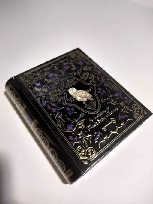 【ウィッチクラフト】使ってるフォロワーにだけ教えておくけど、今カルディーコーヒーで魔法書みたいな缶缶(中身はチョコ)売ってるよ WITCH CRAFTって書いてあるよ デッキケースには使えないけど、普段のカドショ行った時の戦利品入れにはちょうど良さそうよ