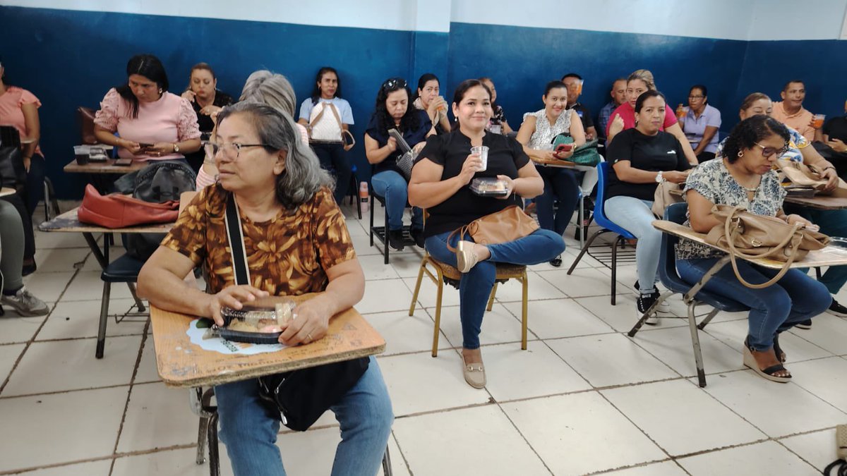 Docentes me escriben:
Menú de cierre de capacitación con el esfuerzo y compartir de los compañeros de aula.
Meduca muy lejos de apoyarnos ni siquiera una botella de agua nos brindaron.
Esta es la sede de la escuela La Primavera en Santiago Veraguas.