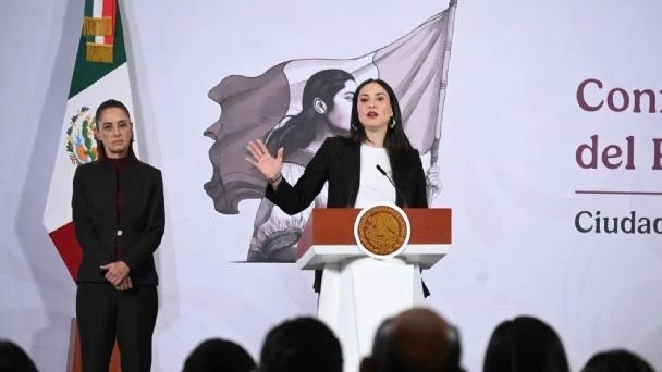 RutaElectoralmx's tweet photo. 🎬🇲🇽 Después de más de 30 años, México tendrá una nueva Ley de Cine.

La secretaria de Cultura @ccurieldeicaza, anunció la iniciativa impulsada por la presidenta @Claudiashein.

La propuesta busca:
📽️ Garantizar mayor tiempo de exhibición para el cine nacional.
📺 Asegurar presencia en plataformas de streaming.
🎙️ Proteger a actores de doblaje frente al uso de IA.