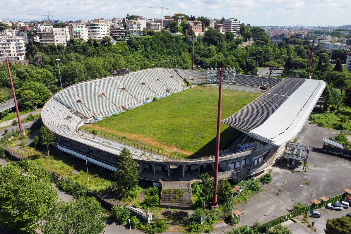sagfutbol's tweet photo. 🏟️🇮🇹 Se acaba el vivir en cancha prestada

🦅 SS Lazio busca tener por 99 años el Estadio Flaminio (hoy abandonado) a cambio de hacer una inversión importante a nivel de infraestructura y mantenimiento lo cual este recinto no recibe hace un buen rato.

🦅 El club indirectamente ha mencionado que toda gran institución debe tener cancha propia y muestra interés en salir del Olímpico de Roma.

💰 Lazio pondría, de su bolsillo, el 80% del dinero para mejorar el recinto.

Hoy el estadio tiene capacidad +24k y planean dejarlo en +50k, aumentar los espacios de parqueo, un museo del club y más detalles.

📷 A su debido autor