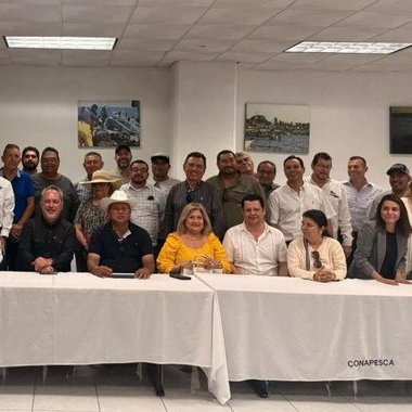 Agricultura_mex's tweet photo. #Comunicado
Sostiene @Conapesca mesa de trabajo interinstitucional con representantes del sector acuícola de camarón.
El comisionado nacional de Acuacultura y Pesca encabezó la mesa de trabajo con representantes de #CONPAC junto a @SEMAR_mx , @GN_MEXICO_ , @SEGOB_mx , @SENASICA , #ANAM, @SE_mx y @COFEPRIS para atender demandas urgentes del sector acuícola de camarón.
