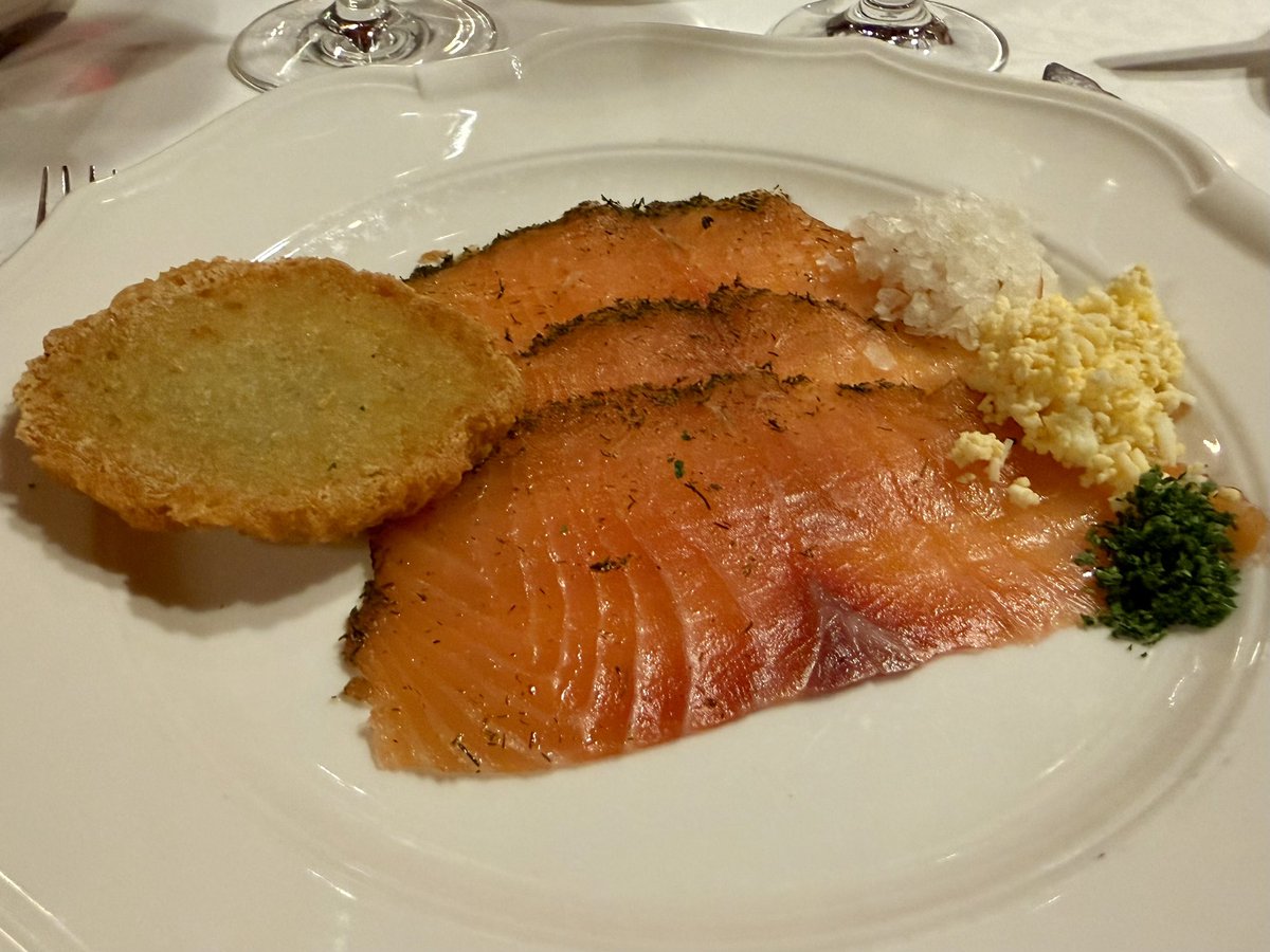 MisterEspeto's tweet photo. A Horcher hay que volver siempre. Y no porque tenga una cocina especialmente refinada, aunque sus maneras clásicas me recuerden a la culinaria de fiesta en mi casa. Ni por el servicio, de formas impecables, pero a veces apresurado y algo brusco. https://t.co/xiQ2DkDQh0