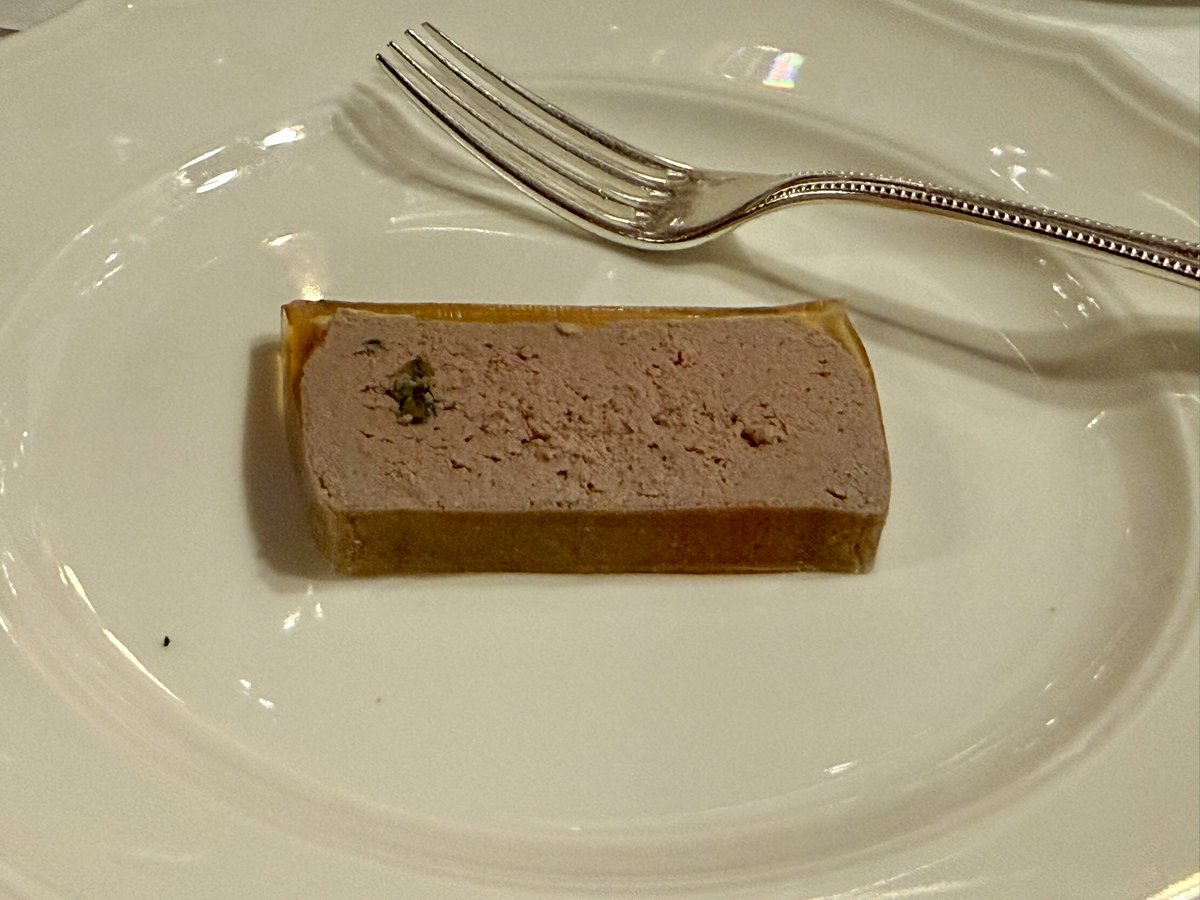 MisterEspeto's tweet photo. A Horcher hay que volver siempre. Y no porque tenga una cocina especialmente refinada, aunque sus maneras clásicas me recuerden a la culinaria de fiesta en mi casa. Ni por el servicio, de formas impecables, pero a veces apresurado y algo brusco. https://t.co/xiQ2DkDQh0
