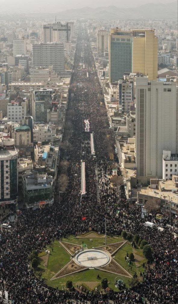 دیدند صلابت تو پابرجا ماند
انگشت تحیر به لب دنیا ماند
والله به تاریخ نخواهند نوشت
سیدعلی خامنه ای تنها ماند
#لبيك_يا_خامنه_ای‌