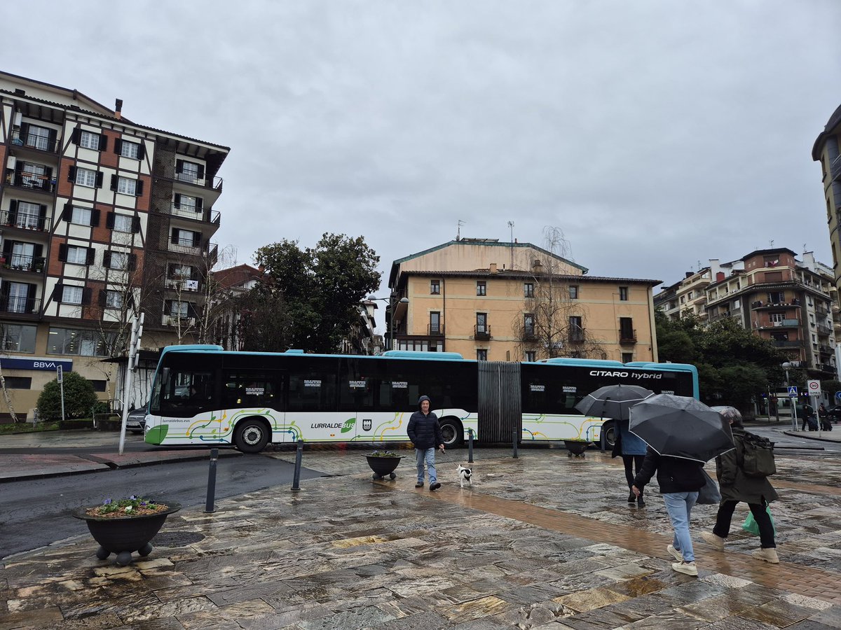 AzaharaDomingue's tweet photo. Después de más de un año reforzando con un segundo autobús las líneas #BU12 y #BU13 en horas punta, por fin Hernani ha acabado la obra necesaria y ya podemos meter autobuses articulados en estas líneas. 

Más capacidad, mejor servicio y una movilidad pública más accesible. https://t.co/C9rfMPlORY