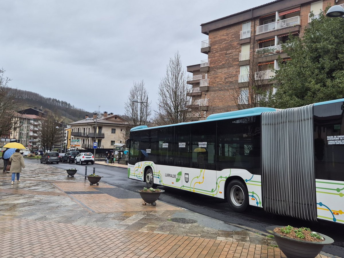 AzaharaDomingue's tweet photo. Después de más de un año reforzando con un segundo autobús las líneas #BU12 y #BU13 en horas punta, por fin Hernani ha acabado la obra necesaria y ya podemos meter autobuses articulados en estas líneas. 

Más capacidad, mejor servicio y una movilidad pública más accesible. https://t.co/C9rfMPlORY