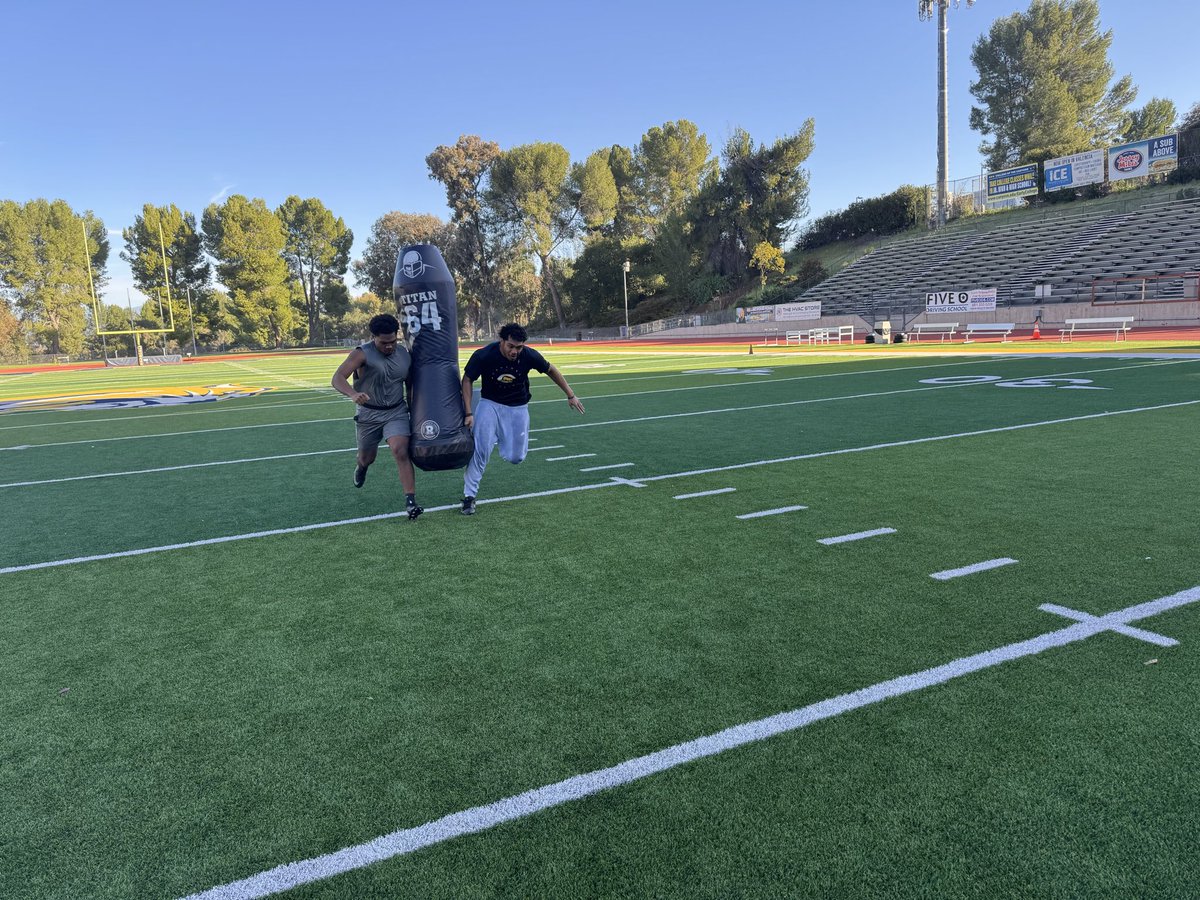 cocfb's tweet photo. COMPETITION THURSDAY!! 

“I play to win, whether during practice or a real game. And I will not let anything get in the way of me and my competitive enthusiasm to win.” -Michael Jordan

#CougarBuilt
#CougarStrong
#ThisIPromise https://t.co/1evwRawOBv