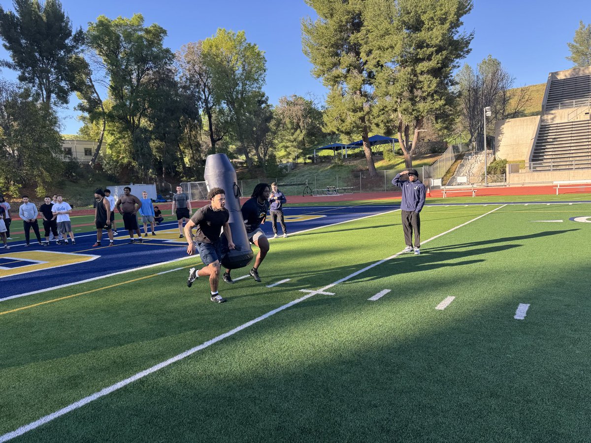 cocfb's tweet photo. COMPETITION THURSDAY!! 

“I play to win, whether during practice or a real game. And I will not let anything get in the way of me and my competitive enthusiasm to win.” -Michael Jordan

#CougarBuilt
#CougarStrong
#ThisIPromise https://t.co/1evwRawOBv