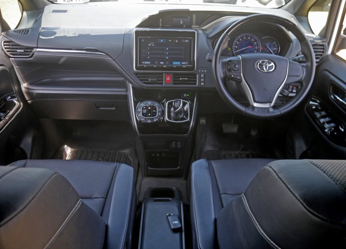 Toyota Esquire 2018 7 seater  Hybrid @ 2.9m