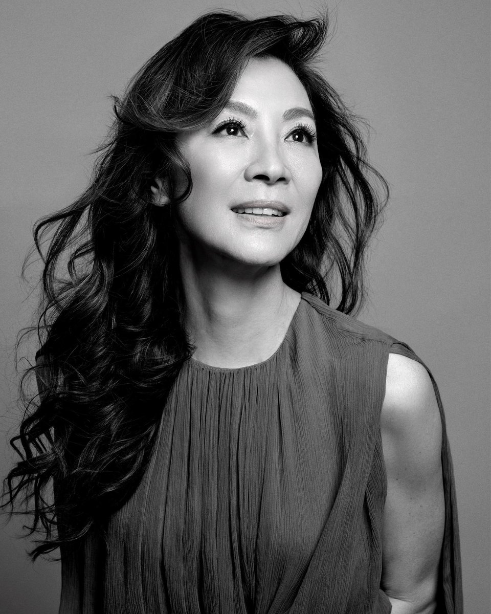 vhscut's tweet photo. #Berlinale: Em coletiva, a atriz Michelle Yeoh se recusou a comentar a atual situação política dos Estados Unidos.

“Não acho que eu esteja em posição de falar sobre, e também não posso presumir que a compreendo completamente. Portanto, é melhor não falar sobre algo que desconheço. Acho que quero me concentrar no que é importante para nós, que é o cinema”.