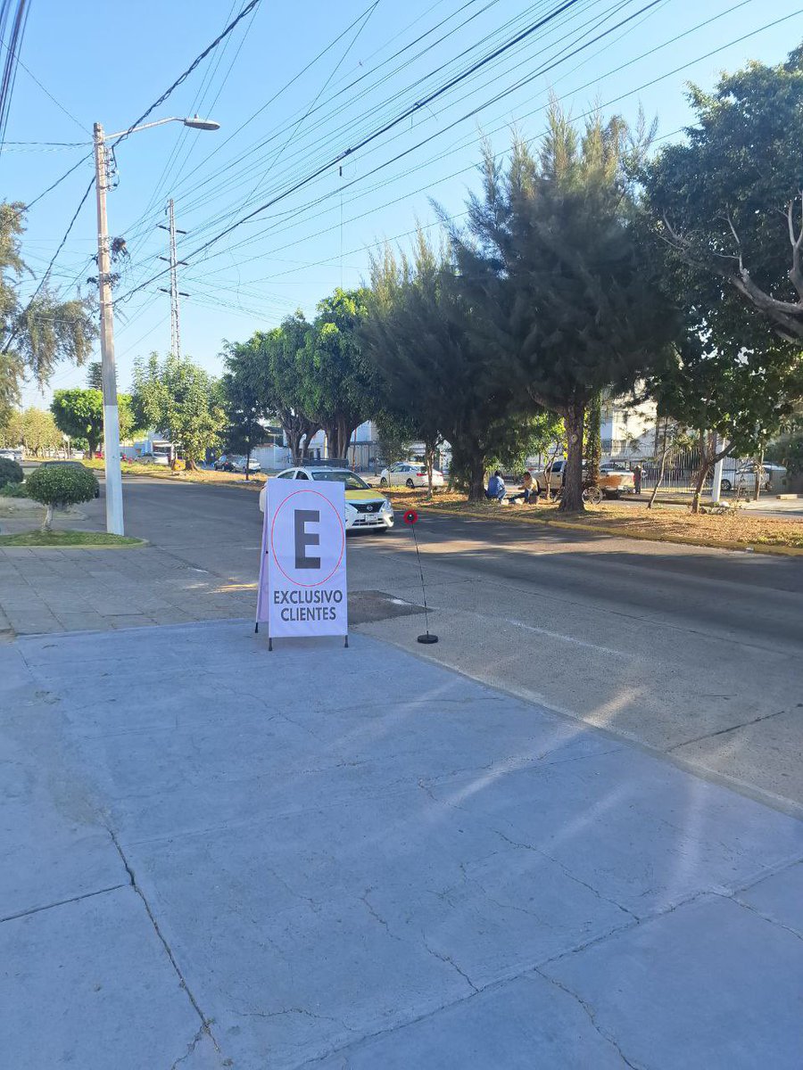 yumada's tweet photo. Oye @MovilidadZap es esto legal?! No es apropiación y usufructo del espacio
Público … no contraviene todo tu capítulo III de tu reglamento de movilidad…!?
Abedules 485 col. Pinos https://t.co/q4oB4UcSJx