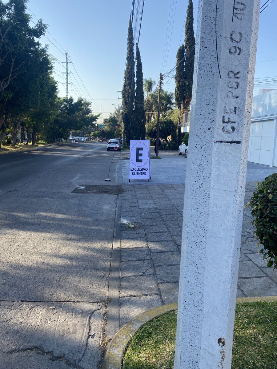 yumada's tweet photo. Oye @MovilidadZap es esto legal?! No es apropiación y usufructo del espacio
Público … no contraviene todo tu capítulo III de tu reglamento de movilidad…!?
Abedules 485 col. Pinos https://t.co/q4oB4UcSJx