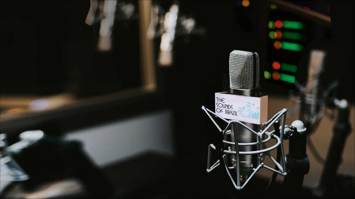 Friday the 13th? Lucky you! Join me for today’s Brazil Back2Back with a two-in-a-row that’s sure to charm, like knocking on wood or crossing your fingers! 

Listen to Connect Brazil’s streaming station today at noon ET, 11 CT, and 9 am PT:
connectbrazil.com/lounge/