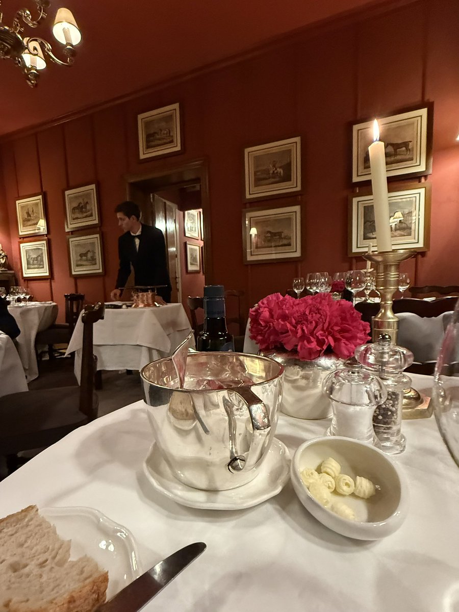 MisterEspeto's tweet photo. Hay que volver por la magia, por la atmósfera, por esas salas elegantes que colocaban al comensal en el centro de todo y porque, a pesar de todo, sigue teniendo ese aura de gran restaurante europeo. https://t.co/O5lTB8lUW1