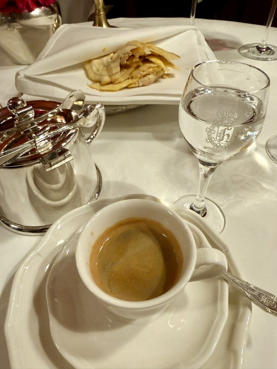 MisterEspeto's tweet photo. Hay que volver por la magia, por la atmósfera, por esas salas elegantes que colocaban al comensal en el centro de todo y porque, a pesar de todo, sigue teniendo ese aura de gran restaurante europeo. https://t.co/O5lTB8lUW1