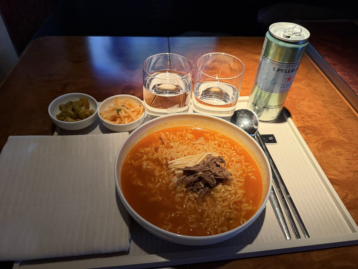 krungy21's tweet photo. 와이파이 샀어!!! ㅋㅋㅋ 나 아직 비행중… ✈️ 멀다 멀어~ 통잠을 못잤어 🥱 졸려~ 기내식도 잘 먹고~ 뱅기에 있는 컨텐츠에 나는솔로도 있어서 보면서 밥먹었어 ㅋㅋㅋ https://t.co/dlJ4IWj0QB
