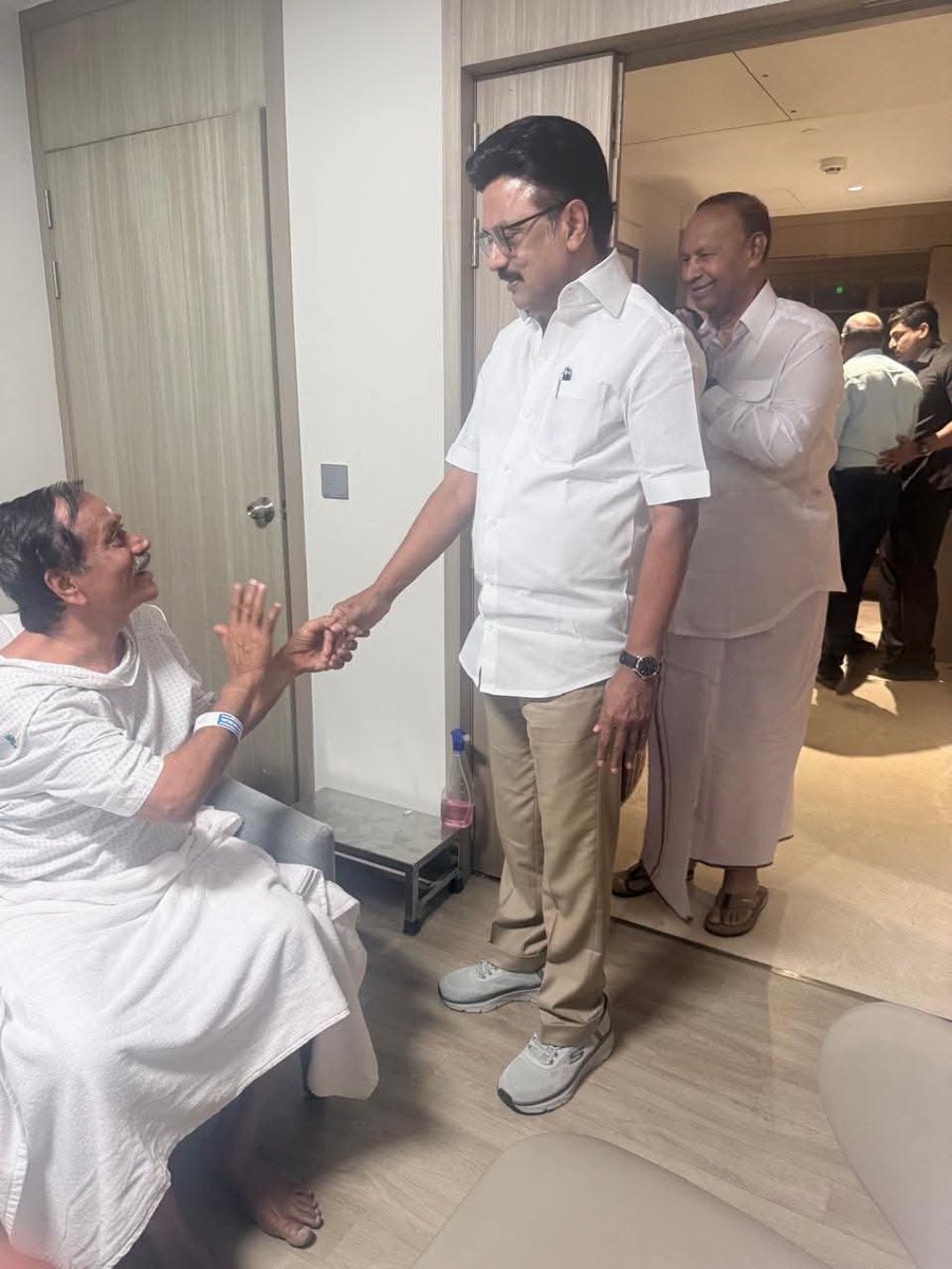 தமிழக முதல்வர் மாண்புமிகு திரு. M. K. Stalin  அவர்களும், முன்னாள் மத்திய அமைச்சர் திரு.T.R.பாலு MP அவர்களும் சென்னை அப்பல்லோ மருத்துவமனையில் சிகிச்சை பெற்று வரும் திரு.H.ராஜா ஜி அவர்களை இன்று இரவு 7.50 மணிக்கு நேரில் சந்தித்து உடல்நலம் குறித்து விசாரித்தனர். 

திரு.H.ராஜா ஜி