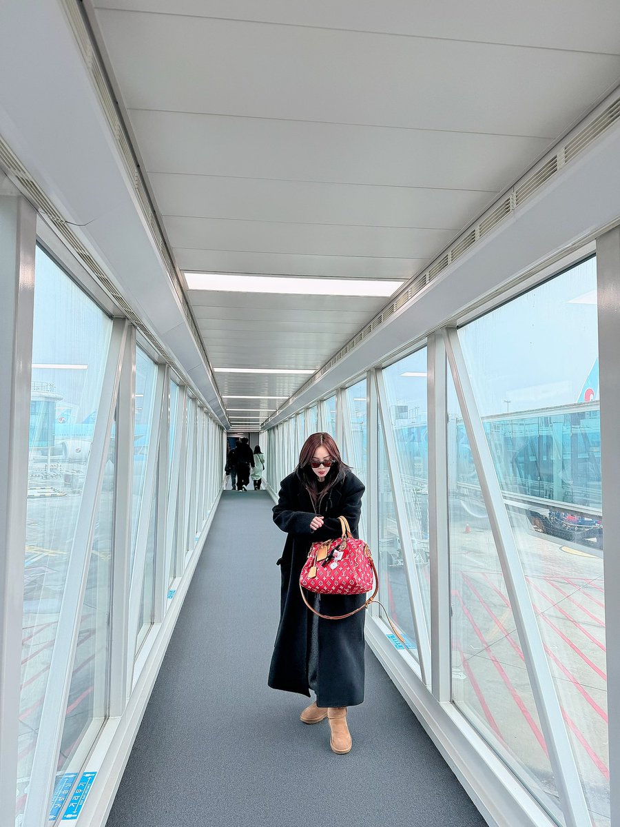 krungy21's tweet photo. Off to?! 💂✈️ https://t.co/OdWrMfZGZQ