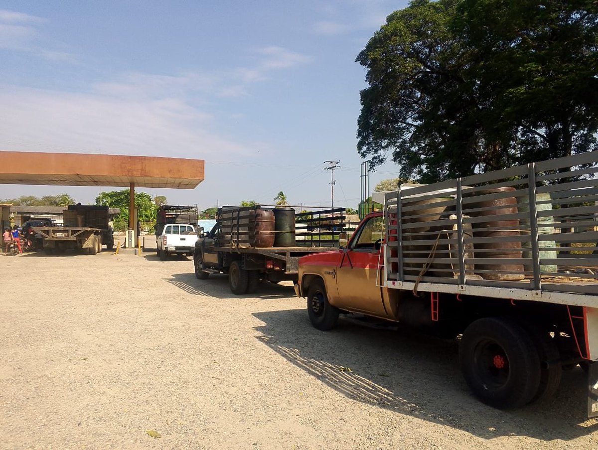 QPEV_'s tweet photo. #PulsoRegional #Barinas #13Febrero Productores de la parroquia San Silvestre del Municipio Barinas, continúan recibiendo el despacho de combustible. En esta oportunidad le correspondió a la comunidades de Tamayero, Hato Viejo, Morrocoy, San Isidro, Casguatico, La Guacharaca, El Luquero, Los Caballos, informó Aixa Aliza, presidenta de la Asociación de Productores de San Silvestre (ASOPROSILV), quien además agradeció el apoyo por parte de los dueños y personal de la estación de servicio. Así mismo invitó a los productores a acudir a la Asociación para hacer su solicitud. Foto: ASOPROSILV Vía: @briceida2010