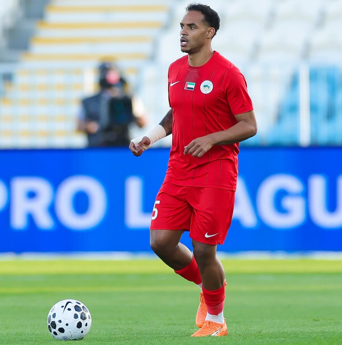 نيتو - البطائح

لاعب مقيم يلعب كمحور 6؛ متمكن بالكرة ومفيد في البناء ومن النوعية الي ما يلعب السهل بس.

دفاعيا عادي لكن في منظومة افضل تقدر تغطي هالجانب.

معجب جدا باللاعب خاصة بعد مباراتهم ضدنا.

اتوقع بيكون مطمع لاندية الوسط وممكن احد الكبار (اذا تجنس) في حال هبوط البطائح.