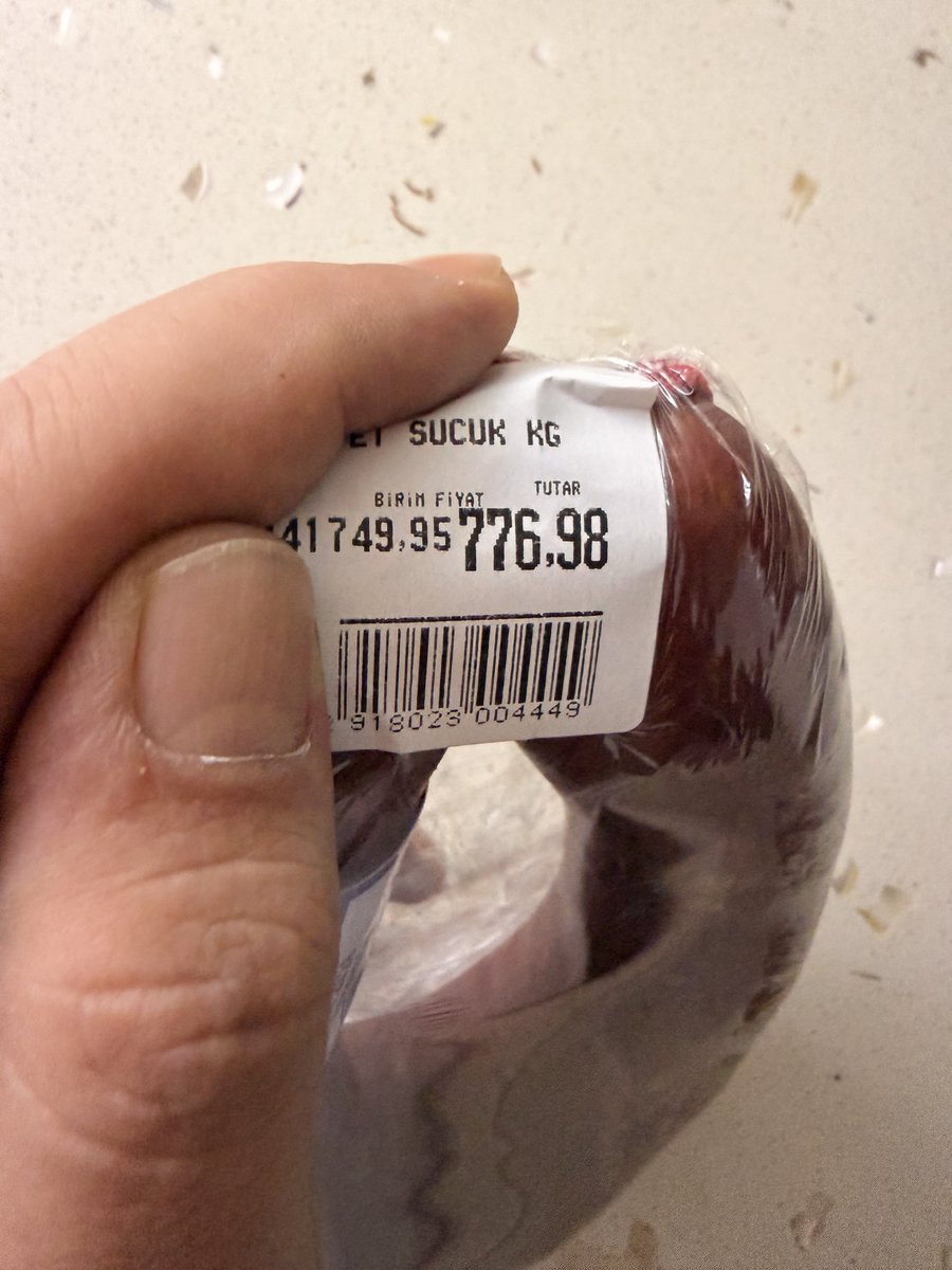 Az önce marketten şu sucuğu aldım.
Kilosu 1.749,95 TL.

2025’te 970 TL civarındaydı kilosu.

Sucuk sucuk…
Bildiğin sucuk.