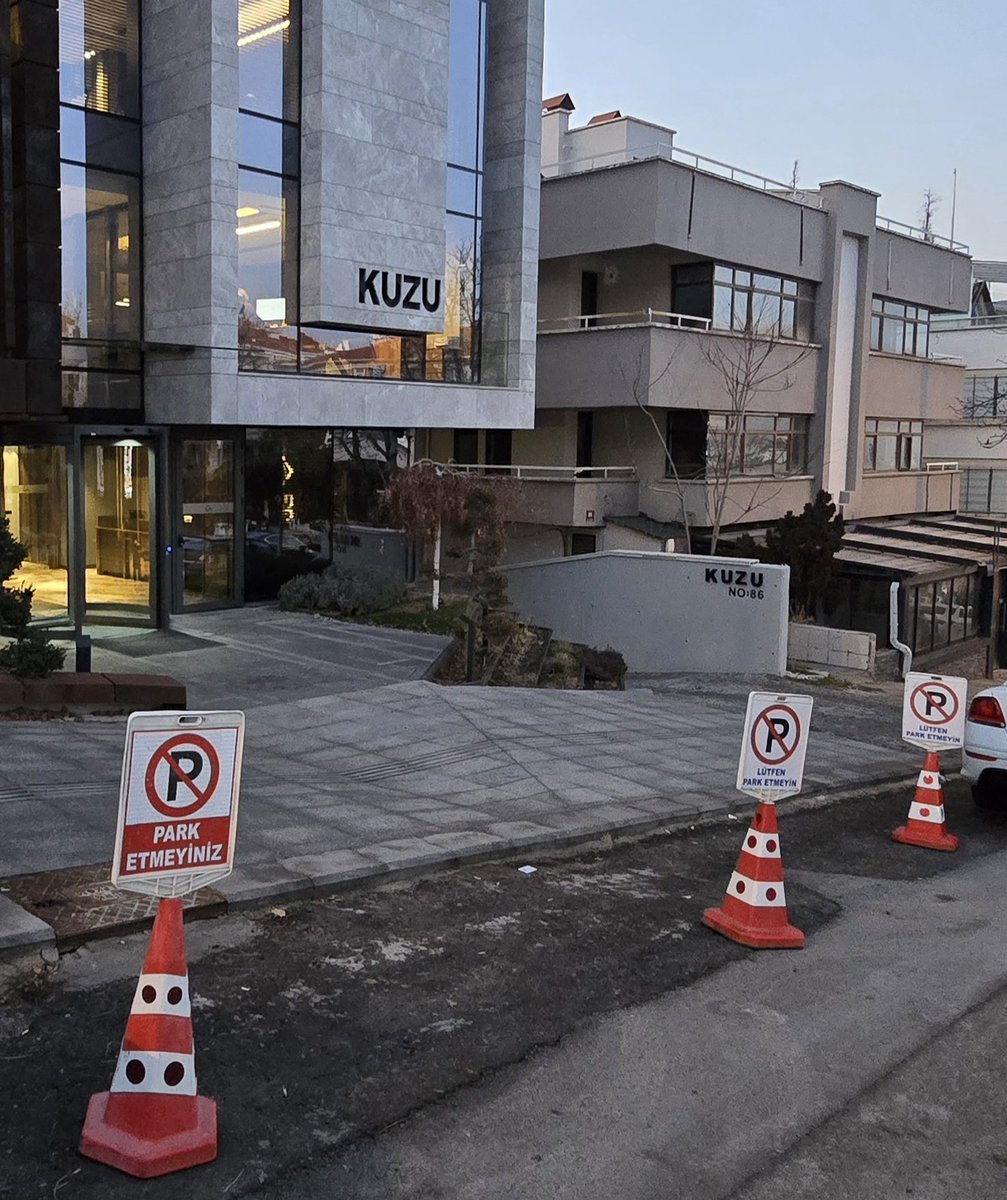 AKKoroglu95's tweet photo. @EmniyetGM @TC_icisleri @AnkaraValiligi @vasipsahin  Reşit Galip Cd. No:86 bina  yolu duba ile kapatıyor ve araç park edilmesine engel oluyorlar.  "Koruma Kararı" var diyorlsr. Polis çağırmak zorunda kalıyoruz. Park yasaksa etmeyelim, yasak değilse çözebilir misiniz? https://t.co/E6r1MmdMZI