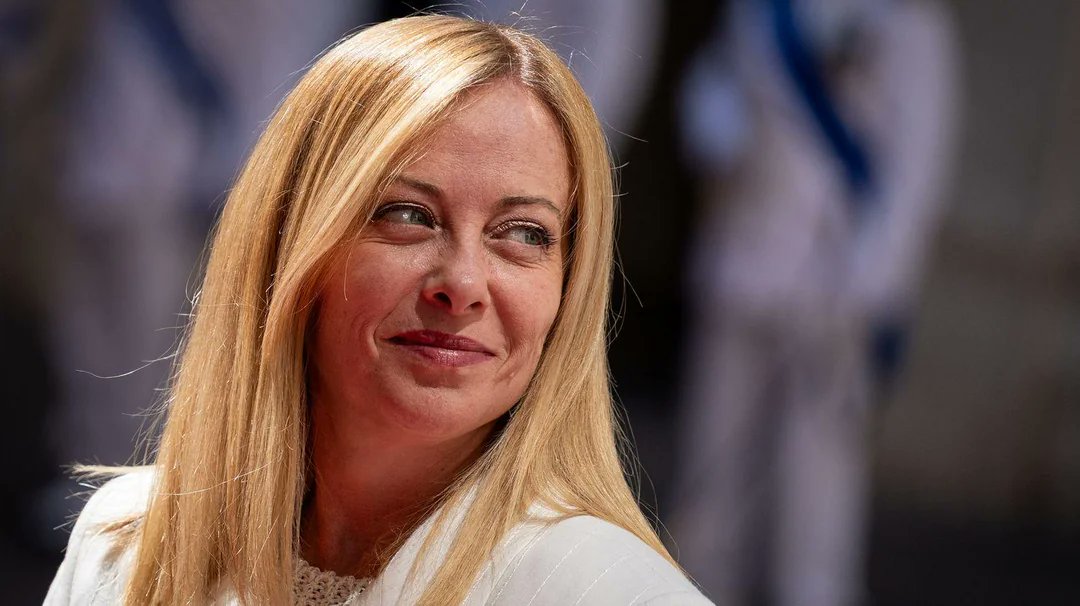 FilFrance's tweet image. Le gouvernement #Meloni approuve un projet de loi autorisant la Marine nationale à bloquer l'accès aux eaux territoriales contre l'afflux massif de #migrants . Les navires (ONG) bravant l'interdiction risquent 50 000 € d'amende et la confiscation.