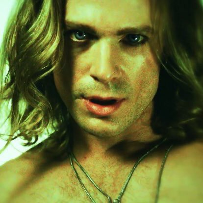 é lindo como o sam reid se permite ser apenas um vaso de barro nas mãos do espírito lestat de lioncourt que possui o corpo dele a cada 2 anos junto com injeções recorrentes de estrogênio. nenhum ator chegou tão longe antes com possessão e tratamento hormonal pro mesmo papel