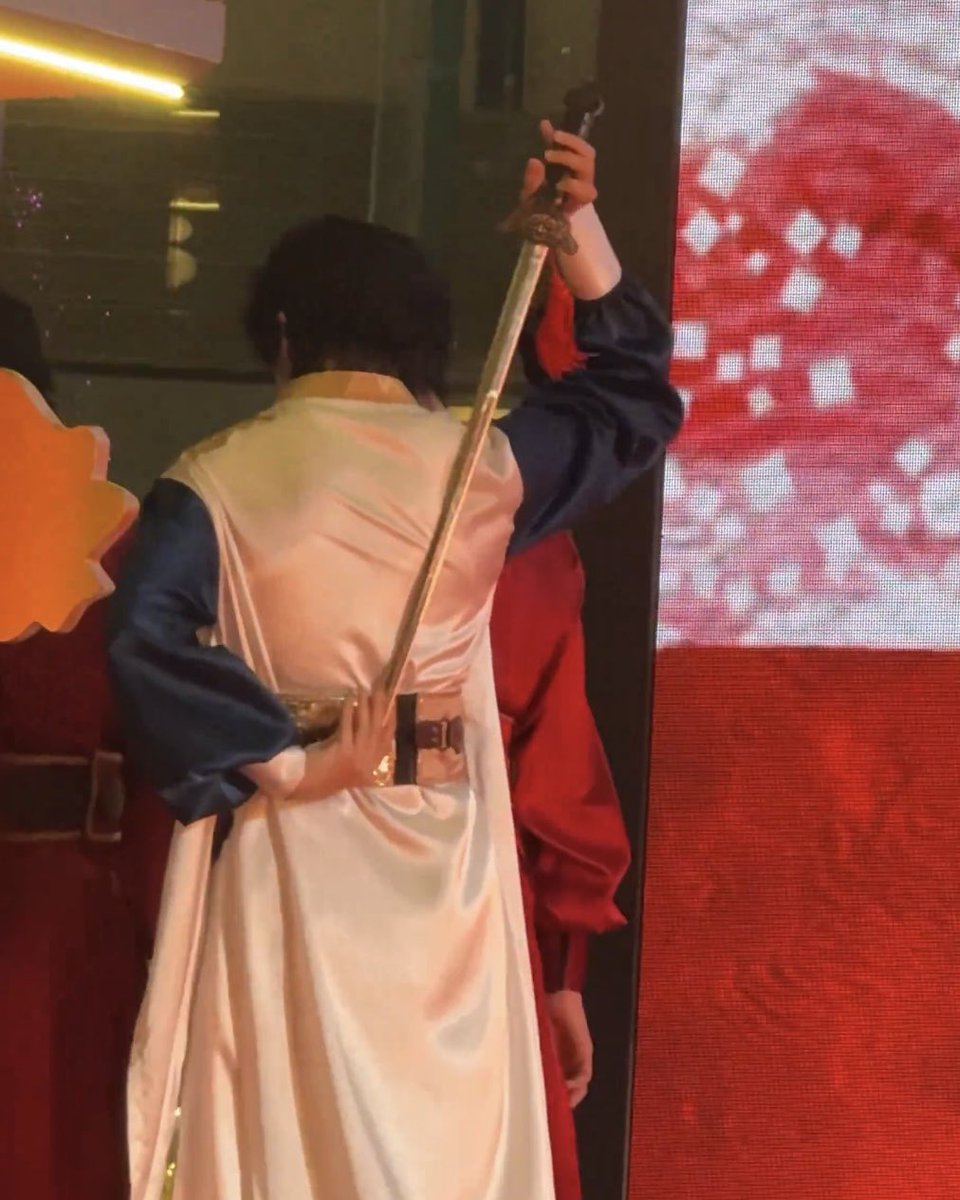 แม่แอนนี่บอกเอ็นดูพี่เน็กซ์พยายามจะเก็บดาบแต่หารูไม่เจอ55555 แม่รินบอกรำดาบถูกใจน้องมาก🤣 จอมยุทธ์ฉุดเท่โดนแซวใหญ่แล้วว