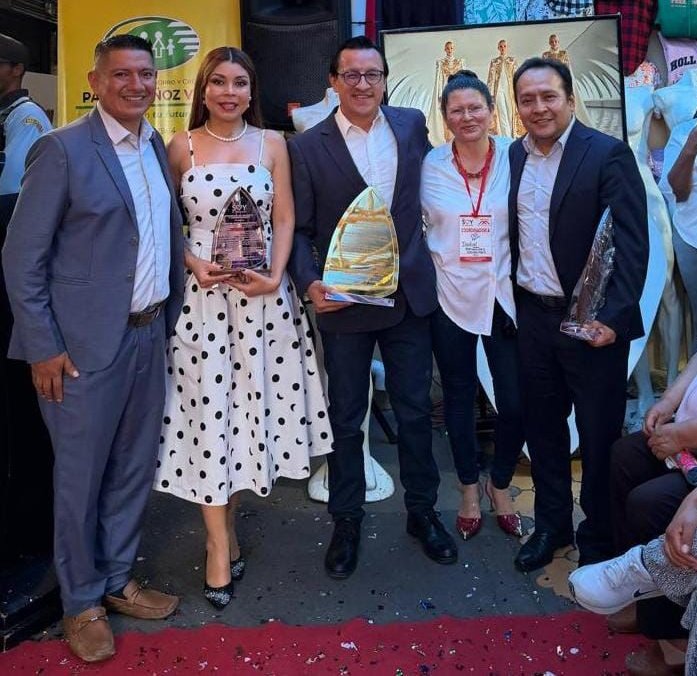 Reconocimiento a la labor en territorio
LATIDOS no fue solo un acto protocolario, sino la expresión de una gestión que surgió desde la necesidad de ser escuchados a YO SOY EL MERCADO. Los comerciantes reconocen la PARTICIPACIÓN como un verdadero escudo para defender sus derechos