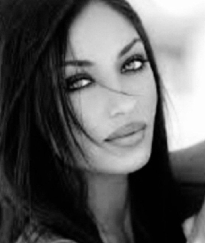 *Que bonito es mirarte 
Que bello que me mires 
Que bonito tu pelo negro 
Que bellos son tus ojos verdes 
Que bonito es todo contigo 
El cielo se viste de primavera 
Y la tierra de rosas frescas ,,
Que bonito es amarte 
Que bello que tu me ames .
MaluGrau