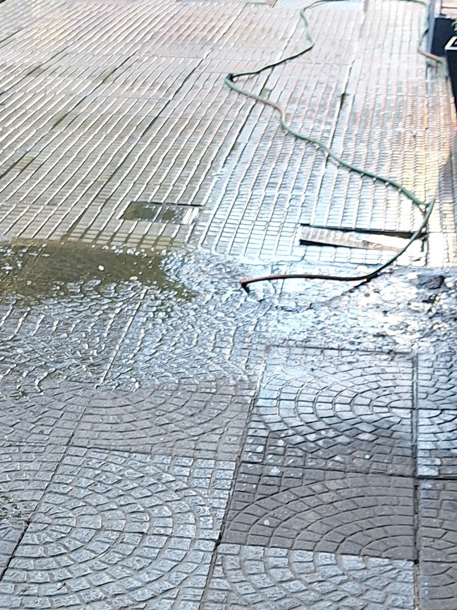 Quién controla este derroche de agua potable? <a href="/bacomuna14/">Comuna 14</a> <a href="/BACiudadVerde/">BA Ciudad Verde</a>