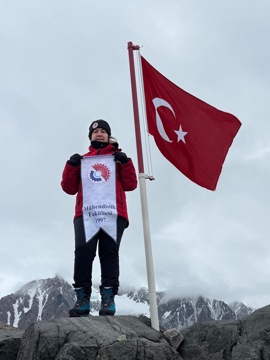 YYU_Muhendislik's tweet photo. Fakültemiz öğretim üyelerinden Dr. Ayşegül Feray Gökdere, Cumhurbaşkanlığı himayelerinde, T.C. Sanayi ve Teknoloji Bakanlığı uhdesinde ve TÜBİTAK Kutup Araştırmaları Enstitüsü koordinasyonunda düzenlenen Onuncu Ulusal Antarktika Bilim Seferi (TAE – X) kapsamında bilimsel çalışmalara katılmak üzere Antarktika’ya ulaştı. 17 kişilik bilimsel ekip ile yaklaşık 14 bin kilometrelik yolculuğun ardından Horseshoe Adası’na ulaşan heyet, saha faaliyetlerine başladı.
Mühendislik disiplinlerinin bilgi birikimini sahaya taşıyan çalışmalar kapsamında, zorlu çevre koşullarında veri toplama, ölçüm ve analiz süreçleri yürütülüyor. Antarktika’nın doğal yapısına yönelik gerçekleştirilen gözlemler ve teknik incelemeler, mühendislik perspektifiyle değerlendiriliyor.
YYÜ Mühendislik Fakültesi’nin bu uluslararası bilimsel organizasyonda yer alması, fakültenin araştırma kapasitesini küresel ölçekte ortaya koyarken, akademik çalışmaların uygulama sahasında da karşılık bulduğunu gösteriyor. Fakülte, bilimsel üretimi yalnızca laboratuvar ortamıyla sınırlı tutmayıp, dünyanın en zorlu coğrafyalarında da sürdürmeye devam ediyor.
Mühendislik Fakültesi olarak, üniversitemizi ve ülkemizi Antarktika’da temsil eden Dr. Ayşegül Feray Gökdere’ye çalışmalarında başarılar diliyor; yürüttüğü bilimsel faaliyetlerin verimli sonuçlarla tamamlanmasını temenni ediyoruz.

https://t.co/hHrd7RPBnC