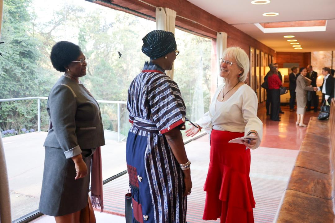 Winnie_Byanyima's tweet photo. Thank you, Ambassador @lapirenne 🇳🇱 for hosting breakfast in your beautiful residence ahead of the #AUSummit2026. 🙏🏾
A valuable exchange with @UNAIDS donors, including 🇨🇦, 🇩🇰, 🇮🇪, 🇱🇺, 🇳🇴, 🇸🇪, 🇧🇪, 🇫🇷, 🇩🇪, 🇯🇵, 🇺🇸, 🇬🇧. https://t.co/Y949zepI84