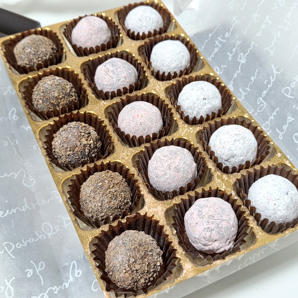 왜요제가발렌타인에 개맛있는고급위스키봉봉 받은여자로 보이시나요?
각각 발렌타인30년. 모엣샹동임페리얼샴페인이 첨가되어 풍미와 향이 확 살아나는 15구 65,000원짜리 봉봉 받은 여자로 보이시냐구요.