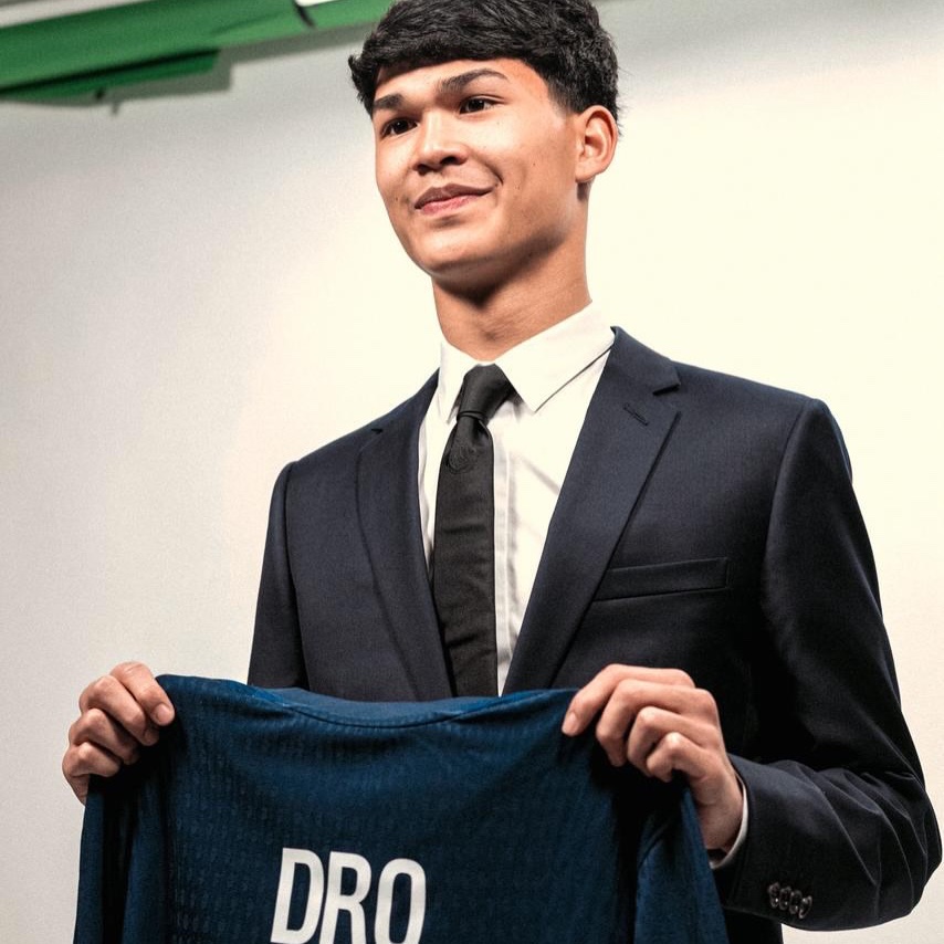 Permettez-moi de préciser que je ne suis pas Dro Fernandez et que je n’ai jamais prétendu être lui. J’ai toujours indiqué dans ma bio que je suis simplement une parodie et un fan, sans aucune affiliation avec le véritable joueur du PSG. Merci beaucoup - et allez Paris! ❤️💙