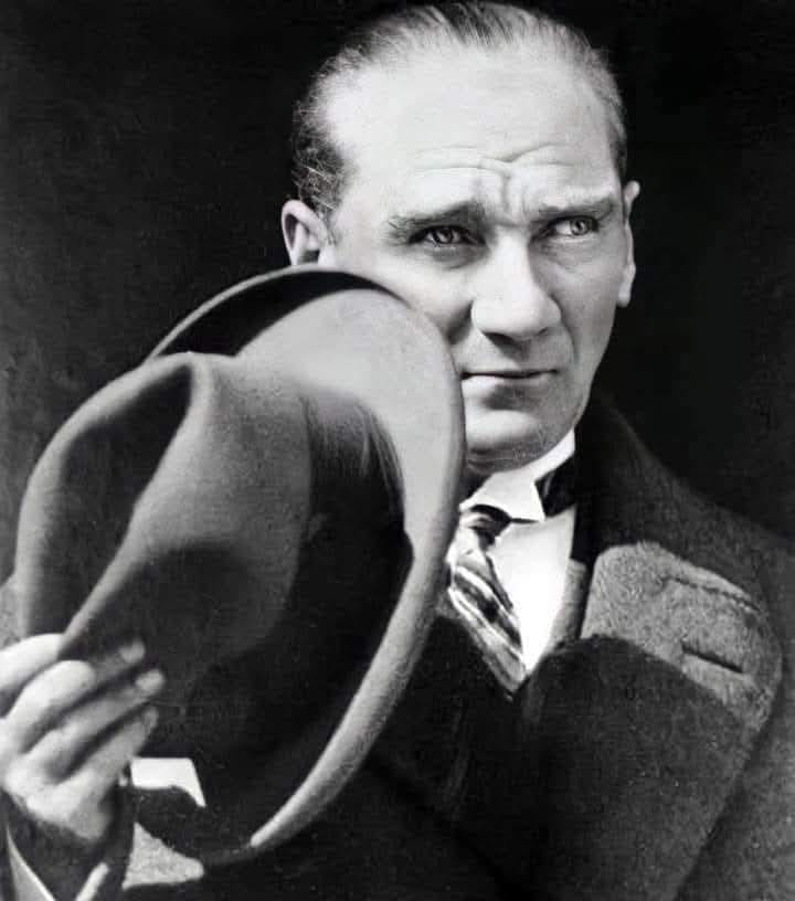 Bandral11's tweet photo. Atatürk ve Adolf HİTLER
Adolf Hitler, kendisinin kovduğu Alman bilim adamlarının Türkiye hükumeti tarafından kabul edildiğini, görev verildiğini öğrenince makamına çok büyük öfkeyle gelerek:
“ Benim ortadan kaldırmak istediğim bu Yahudi bilim adamlarını Mustafa Kemal koruyamaz. Buna müsaade edemem”
diye tehditte bulunur.
Ve Atatürk’e:
“Bu Profesörleri ülkenize sokmayınız”
haberini ulaştırır.
Atatürk bu bilgi kendisine iletildiğinde Dış İşleri Bakanı Tevfik Rüştü Aras ve Milli Eğitim bakanı Dr. Reşit Galip’e şu talimatı verir;
“Bir onbaşı, beni cinayetlerine alet edemez.”
der.
Derhal bu Bakanlarına talimat vererek, Türkiye’ye sığınmak ve Türk üniversitelerinde görev yapmak isteyen başarılı Alman Profesörlerle ilgili işlemlerin hızlandırılması talimatını verir.
Doğru bidiğiniz yolda bu kararlılığı daima göstermek gerekir.
İleriki yıllarda dünyanın en saygın üniversitelerinde de görev yapan bu Alman bilim adamlarının Türk milli eğitimine, Türkiye'nin kalkınmasına çok büyük katkıları olmuştur.
Bu bilimadamları Atatürk'ün emriyle ilk iş olarak iyi derecede Türkçe öğrenmişler ve tüm derslerini Türkçe olarak anlatmışlardı.
Onun için Türk öğrencilerin en hızlı ve en yoğun öğrenme başarıları bundandı.
Bu şekilde yetişen öğrencilerimizin bir çoğu da yine Bilimadamı olmuş dünyada büyük başarılara imza atmışlardı.
Şimdiki cahilliğimiz ise: Türkçe eğitimden vazgeçip ABD talimatıyla eğitimimizi ingilizce yapmaya çalışmak ve ingilizce hazırlık cahilliğindendir.''
KENAN ÖZEK
Kaynak:
Nüket Aşkın
Gazeteci yazar.
Son Devrim- kitabından