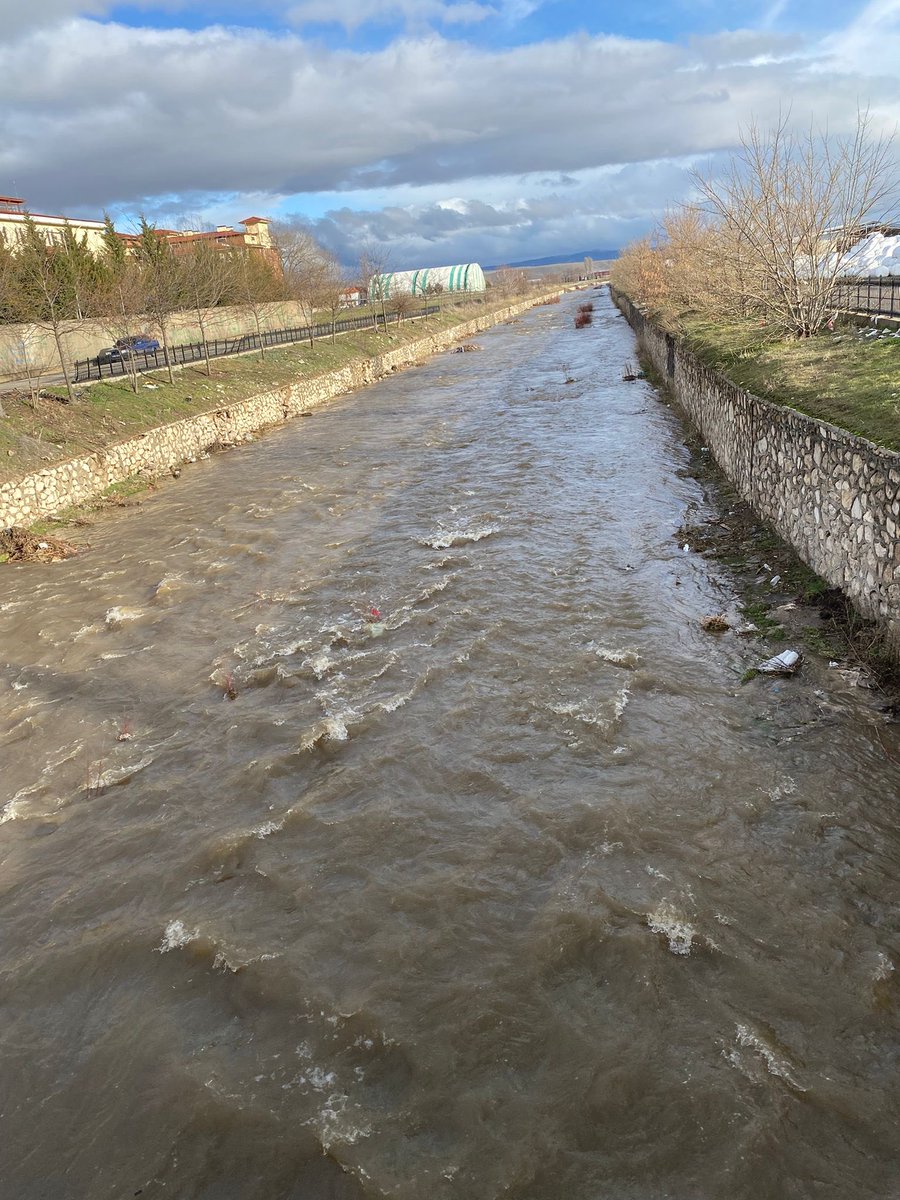 ✅ Balçıkhisar Deresinden,
✅ Kayabelen Deresinden,
✅ Şuhut Gali Çayından Selevir Barajına gelen sular.
Büyük Allah’ım rahmet ve mağfireti ile kullarını katından rızıklandırıyor.
Biz siyasetçilere düşen; ufuk ve vizyon sahibi projeleri yapıp kapalı sistemle yağmurlama ve damlama