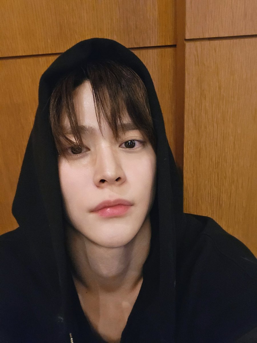 후드뒤집어쓰고찍는셀카들 다 내 취향임