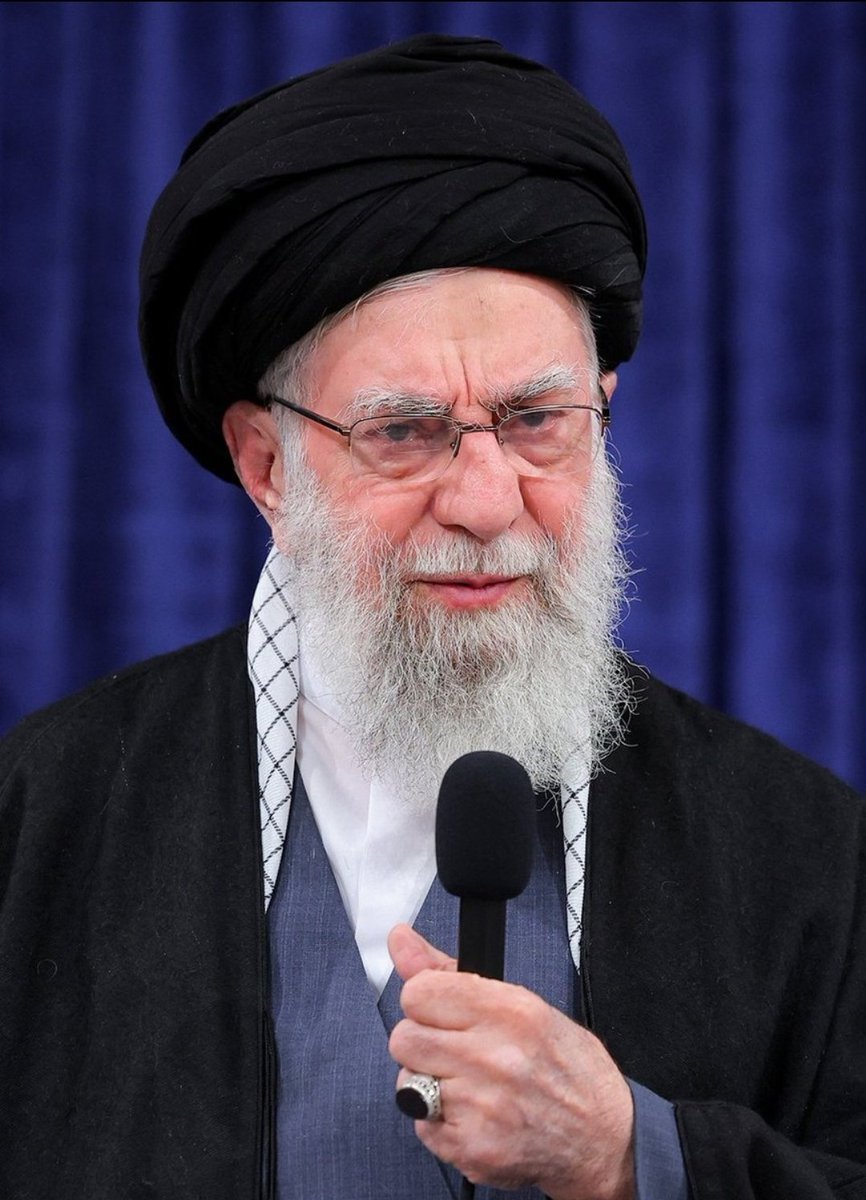 قسمت این بود که ما با تو معاصر باشیم
تا در این قصه ی پر حادثه حاضر باشیم
#لبیک_یا_خامنه_ای 
#فالوبک_تضمینی