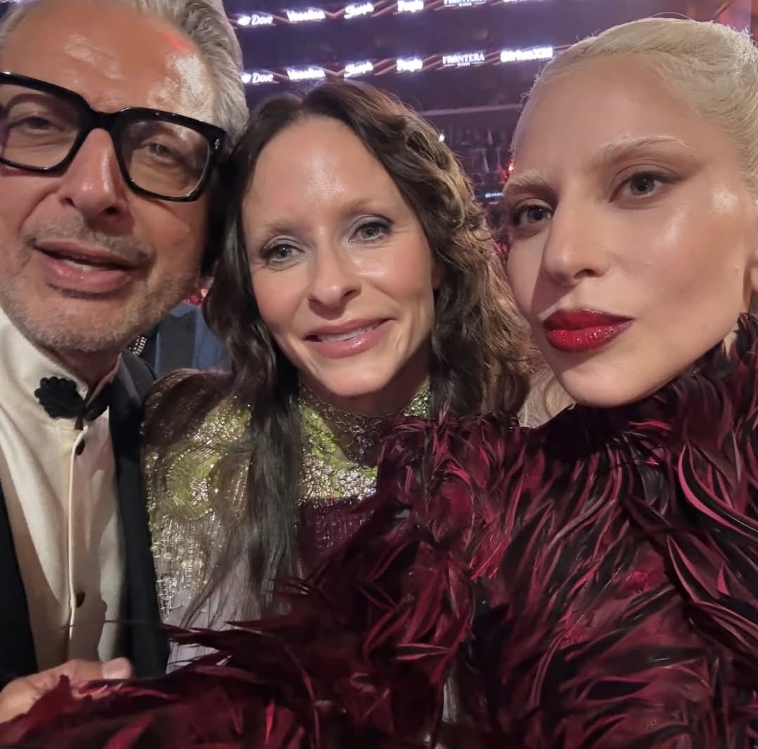 Jeff Goldblum, de “Wicked”, compartilhou sua selfie com Lady Gaga e Emilie Livingston no GRAMMYs.