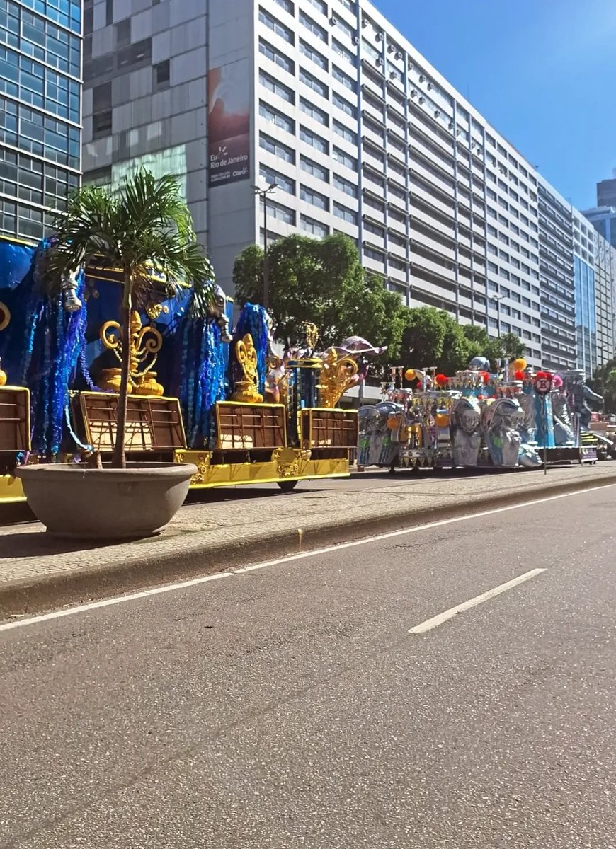 ALEGORIAS NA PRESIDENTE VARGAS!
UM CALOR DANADO!
TRÊS LATÕES POR 13 REAIS!

VAMOS LÁ! ❤️🎭
