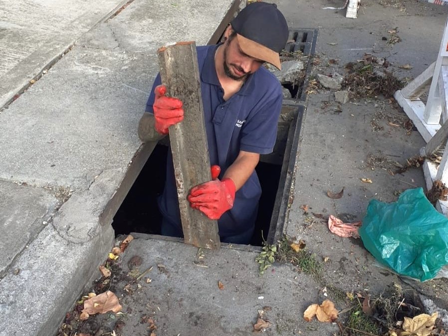 🚧 Durante la mañana de este viernes trabajamos en la reparación de un acceso al sistema pluvial en el barrio San José.

📍 La actividad hizo eje en el sumidero ubicado en Laprida al 3.400.

🛠️ Seguimiento diario en la calle sobre la infraestructura de los tres servicios.