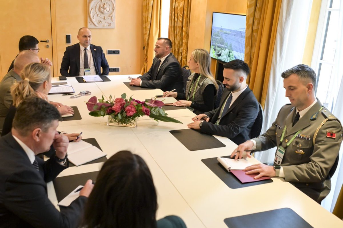 🇦🇱🇭🇷🇽🇰
The Munich Security Conference was a valuable opportunity to continue and deepen trilateral discussions between Albania, Croatia, and Kosovo.

Together with colleagues <a href="/ivananusic12/">Ivan Anušić</a> and <a href="/EjupMaqedonci/">Ejup Maqedonci</a> we discussed the next steps in joint projects aimed at strengthening
