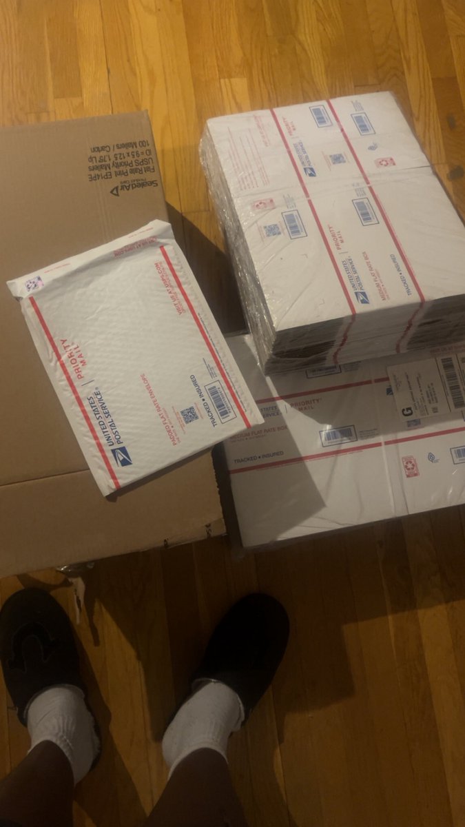 Moute sou website USPS lan kòmande box ak sachè shipping(gratis) e livrezon gratis.

W ap itilize yo pou w mete pwodwi lè w jwenn moun ht sou store ou an.