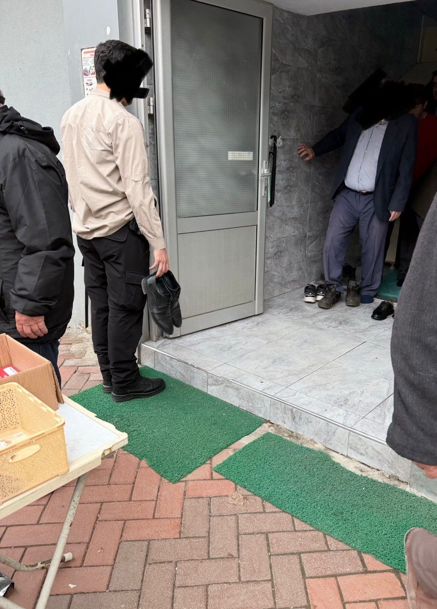 İsmail Saymaz, Karabük Yenice’de çekilen kareyi paylaştı:

“Türk polisi elinde ayakkabı ve keratayla cuma namazından çıkan kaymakamı bekliyor.”